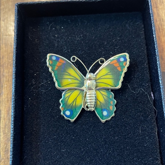 Ronte Butterfly Pin - Picture 2 of 3